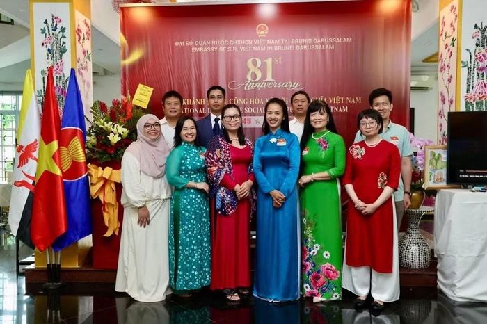 Đại sứ Đỗ Thùy Dương chụp ảnh kỷ niệm với cán bộ Đại sứ quán và đại diện bà con kiều bào tại Brunei. (Ảnh: Đại sứ quán Việt Nam tại Brunei cung cấp)