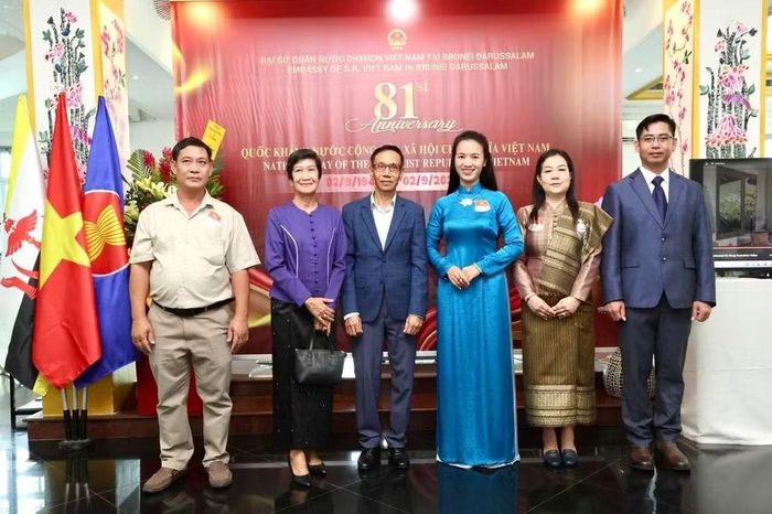 Đại sứ Đỗ Thùy Dương chụp ảnh kỷ niệm với đại biểu đến từ Đại sứ quán các nước ASEAN tại Brunei. (Ảnh: Đại sứ quán Việt Nam tại Brunei cung cấp)
