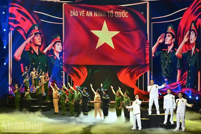 Nhóm Oplus biểu diễn tiết mục Nguyện thề vì bình yên. (Ảnh: THỦY NGUYÊN)