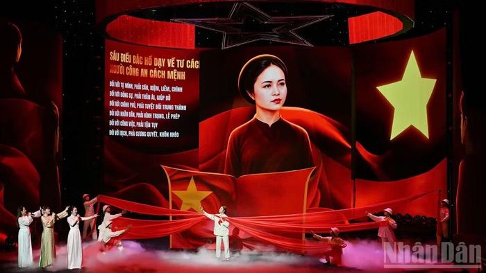 Liên khúc huyền thoại nữ anh hùng Công an nhân dân, Người chiến sĩ ấy và Dáng đứng Việt Nam do Võ Hạ Trâm, Nguyễn Ngọc Anh, Trần Ngọc Ánh thể hiện. (Ảnh: THỦY NGUYÊN)