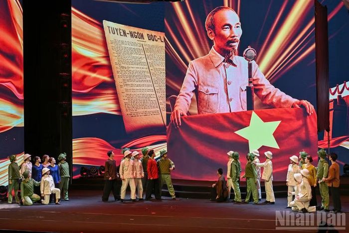 Chương 1 Mùa thu cách mạng-rạng rỡ sử vàng đã thể hiện khí thế sục sôi của Cách mạng Tháng Tám năm 1945. (Ảnh: THỦY NGUYÊN)