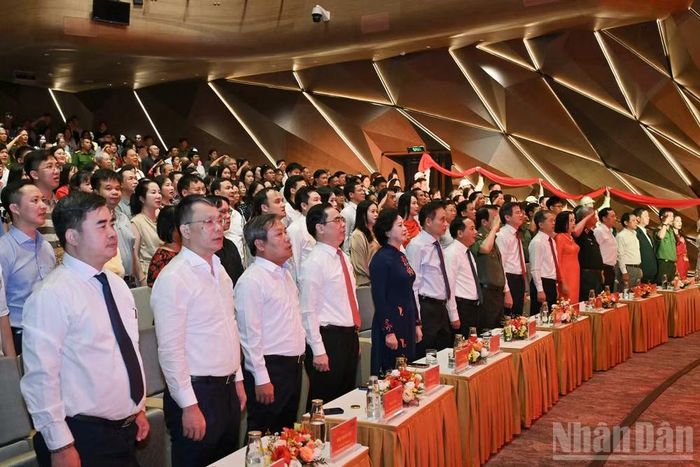 Các đại biểu thực hiện nghi lễ chào cờ. (Ảnh: THỦY NGUYÊN)