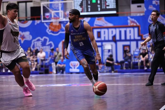 Ariyon Williams dẫn bóng tìm phương án tấn công cho Hanoi Buffaloes. (Ảnh: VBA)