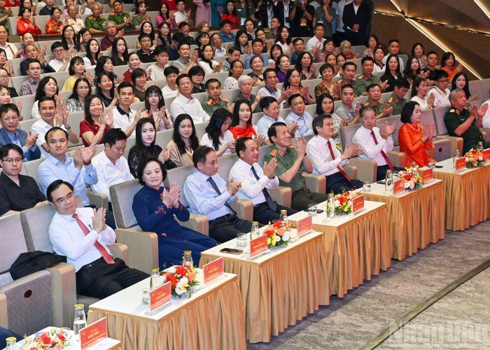Các đồng chí lãnh đạo và đại biểu tham dự Chương trình chính luận nghệ thuật "Sao Độc lập" năm 2026.