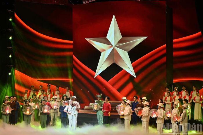 Chương trình năm nay được kết cấu thành 3 chương: Mùa thu cách mạng-rạng rỡ sử vàng; Sáng ngời chính khí-nâng bước non sông; Bản lĩnh tiên phong-khát vọng hùng cường.