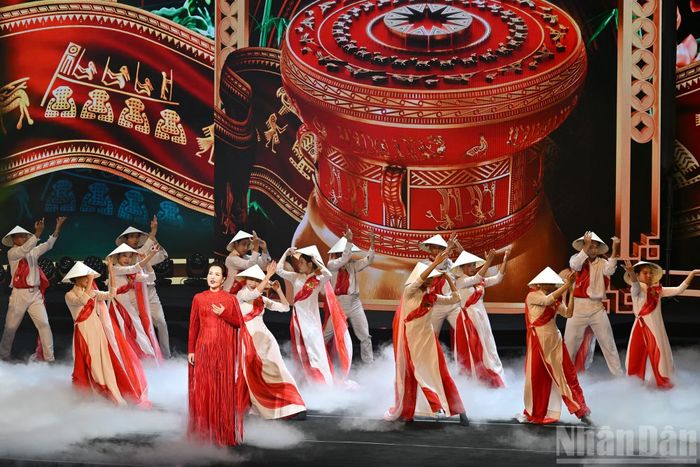 Ca sĩ Võ Hạ Trâm hào hùng tinh thần dân tộc trong tác phẩm Kiêu hãnh Việt Nam (sáng tác của nhạc sĩ Đoàn Minh Quân).