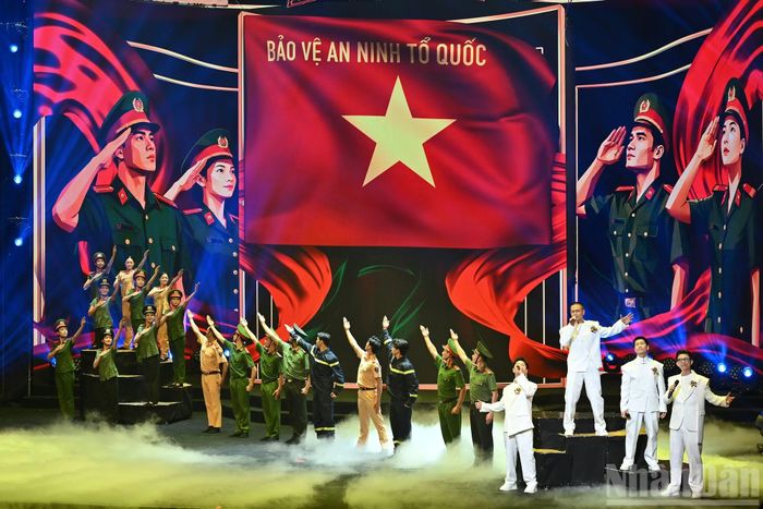 Nhóm nhạc Oplus trình diễn ca khúc Nguyện thề vì bình yên (sáng tác của nhạc sĩ Nguyễn Văn Chung).