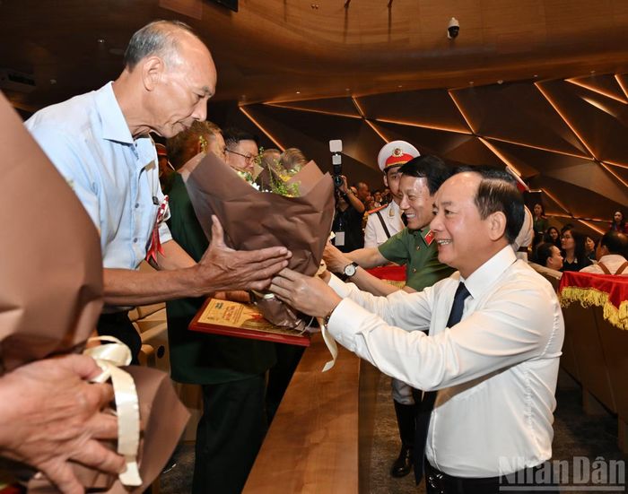 Trưởng Ban Tuyên giáo Trung ương Trịnh Văn Quyết và Bộ trưởng Công an Lương Tam Quang tặng hoa và quà tri ân các Anh hùng Lực lượng vũ trang nhân dân, thương binh, bệnh binh và người có công với cách mạng.