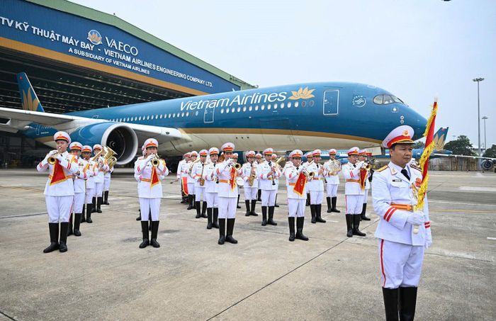  Đoàn Nghi lễ Quân đội chuẩn bị cho chương trình biểu diễn trên chuyến bay của Vietnam Airlines chào mừng Quốc khánh 2-9. Ảnh: TRỌNG HẢI  