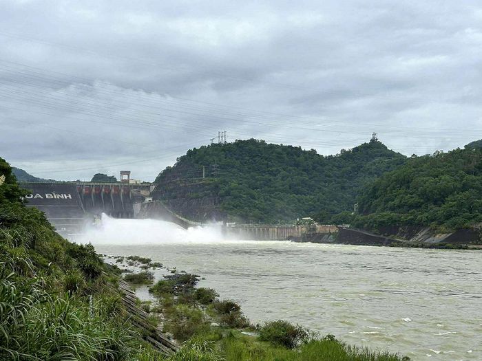  Thủy điện Hòa Bình mở cửa xả tháng 7-2025. Ảnh: NGHINH XUÂN  