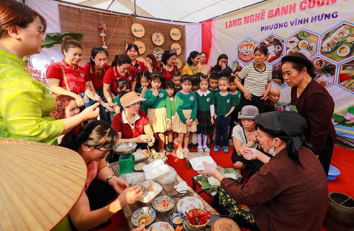  Công chúng tham quan, trải nghiệm tri thức làm bánh cuốn làng Thanh Trì (nay thuộc phường Vĩnh Hưng, TP Hà Nội). Ảnh: KHÁNH HÒA   