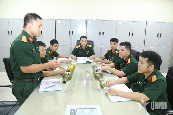 Cán bộ, kỹ sư Nhà máy Z131 trao đổi kết quả nghiên cứu sản phẩm quốc phòng. Ảnh: VĂN THẮNG