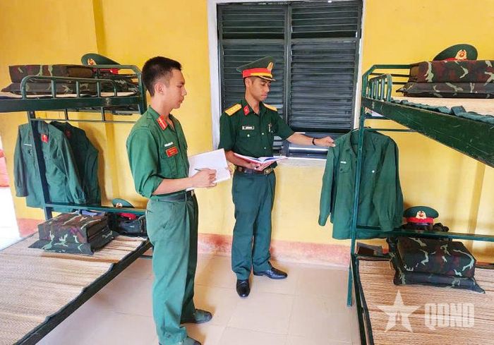 Đại úy Nguyễn Danh Hà kiểm tra nội vụ vệ sinh tại đơn vị.