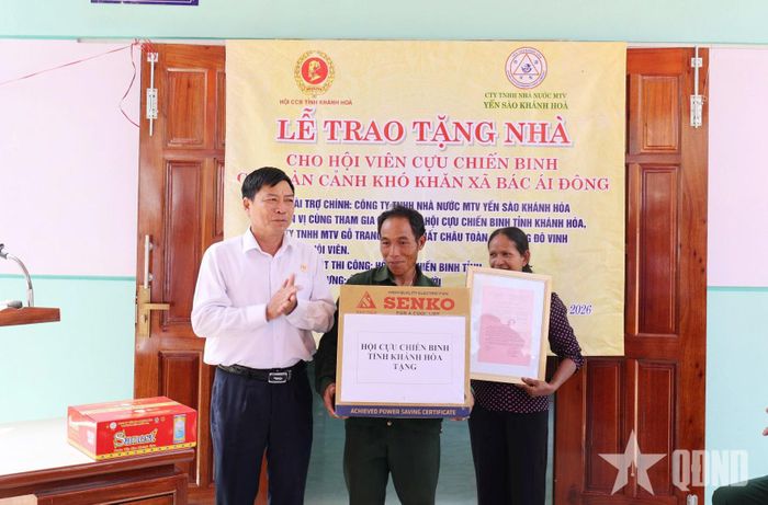 Lãnh đạo Hội Cựu chiến binh tỉnh Khánh Hòa trao quà hỗ trợ cựu chiến binh Patâu Axá Thoản.