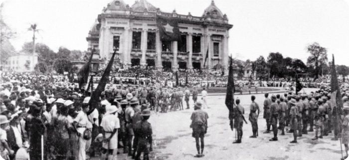 Mít tinh Tổng khởi nghĩa tại Quảng trường Nhà hát Lớn Hà Nội ngày 19-8-1945. Ảnh tư liệu
