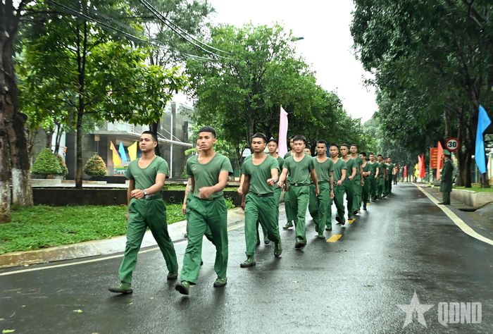 Cán bộ, chiến sĩ các cơ quan Quân đoàn 34 và đơn vị trực thuộc đi bộ “Cùng Việt Nam tiến bước”.