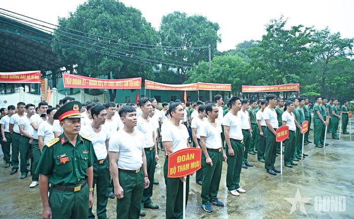Cán bộ, chiến sĩ các cơ quan Quân đoàn 34 và đơn vị trực thuộc tại buổi phát động.