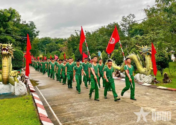Cán bộ, chiến sĩ Sư đoàn 10 (Quân đoàn 34) phát động và đi bộ “Cùng Việt Nam tiến bước”.