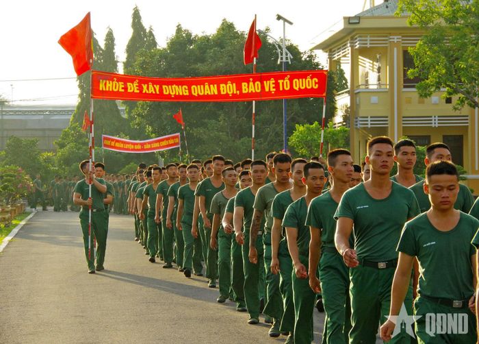 Chiến sĩ Lữ đoàn Pháo binh 434 (Quân đoàn 34) đi bộ “Cùng Việt Nam tiến bước”.