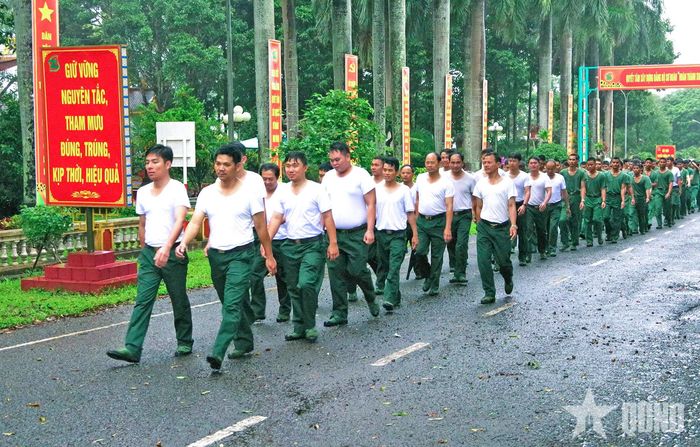 Cán bộ, chiến sĩ Sư đoàn 320 (Quân đoàn 34) đi bộ “Cùng Việt Nam tiến bước”.