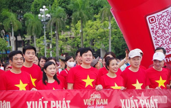  Đội hình “Cùng Việt Nam tiến bước”. 