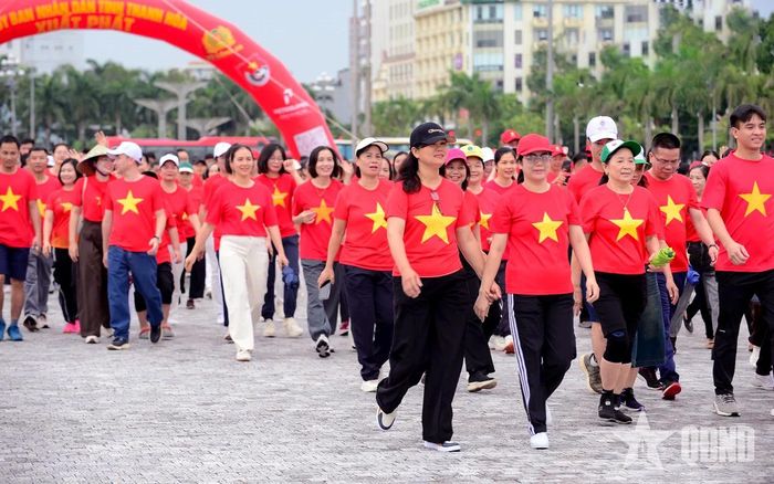 Những bước chân nối dài thể hiện sức trẻ, tinh thần đoàn kết và ý chí vươn lên của quân và dân xứ Thanh. 