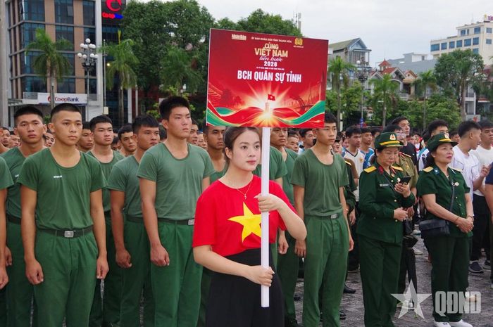  Cán bộ, chiến sĩ LLVT tỉnh Thanh Hóa cùng đông đảo cán bộ, đoàn viên, thanh niên và nhân dân tham gia chương trình. 