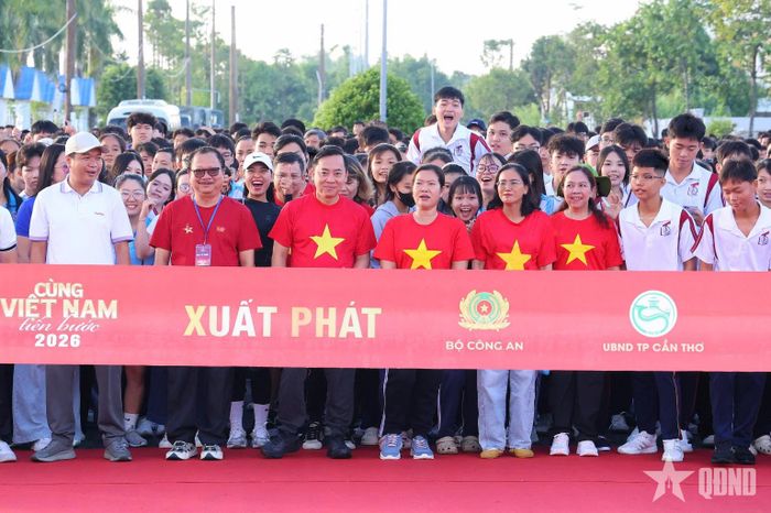  Cùng với các địa phương, hơn 5.600 người tham gia sự kiện tại Cần Thơ xuất phát hưởng ứng chương trình “Cùng Việt Nam tiến bước”.  