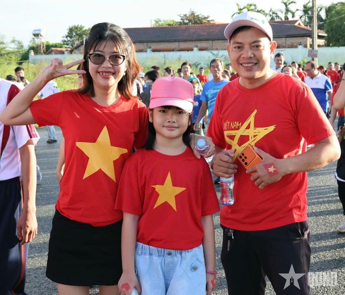Những người tham gia đồng hành trên lộ trình đi bộ dài 1,2km ở các tuyến đường chính khu vực Công viên Tây Đô.