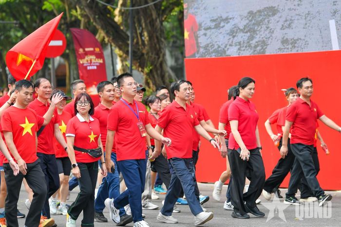 Các đại biểu đi bộ tại sự kiện. Ảnh: THẾ ĐẠI