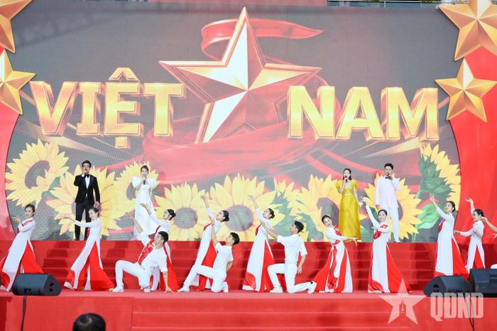 Chương trình văn nghệ chào mừng sự kiện. Ảnh: THẾ ĐẠI