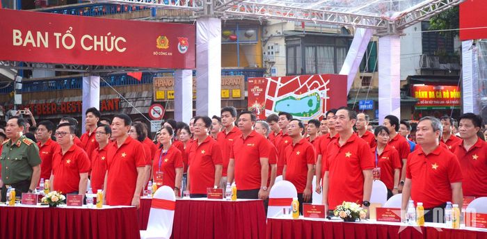 Nghi thức chào cờ tại sự kiện.