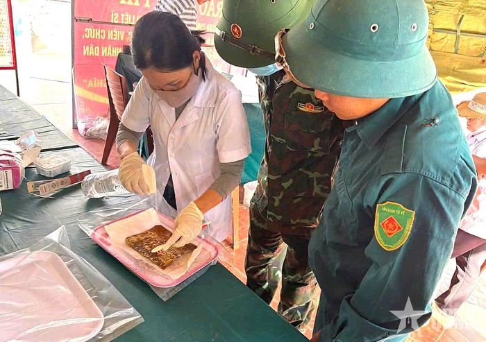  Lực lượng chức năng phát hiện di vật khắc rõ họ tên, năm sinh, đơn vị và ngày hy sinh của liệt sĩ. 