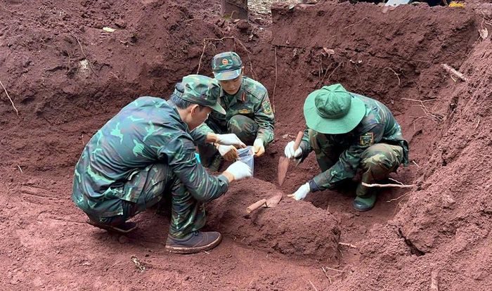 Các thành viên Đội K76 thực hiện nhiệm vụ tìm kiếm, quy tập hài cốt liệt sĩ tại ấp Lộc Tâm, xã Lộc Tấn. Ảnh: Đội K76 cung cấp