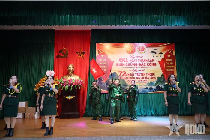 Tiết mục văn nghệ tại buổi gặp mặt.  