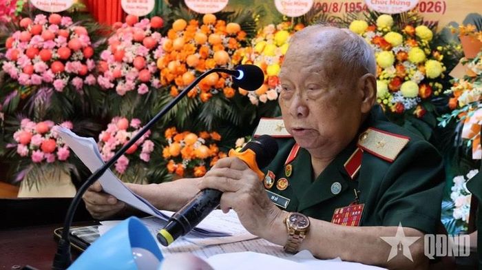  Thiếu tướng Võ Sở, Trưởng ban liên lạc truyền thống CCB Đại đoàn 305 Dù - Đặc công phát biểu. 