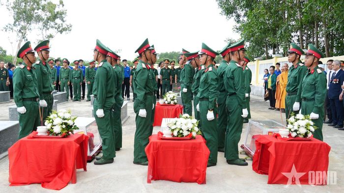  Các hài cốt liệt sĩ được an táng trang nghiêm. 