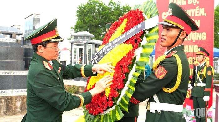  Thiếu tướng Lương Đình Chung, Bí thư Đảng ủy, Chính ủy Quân khu 5 chỉnh hoa tại lễ viếng các anh hùng liệt sĩ. 