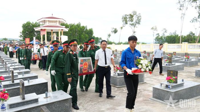  Các đại biểu đưa hài cốt liệt sĩ về nơi an táng tại Nghĩa trang Liệt sĩ thôn An Hội Bắc 1 (xã Nghĩa Giang). 