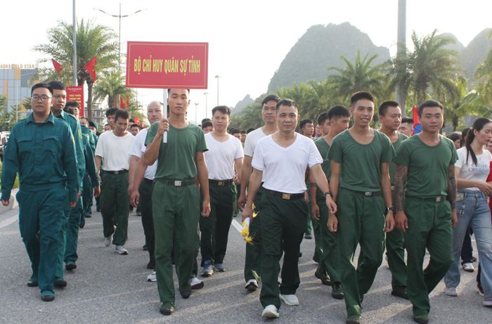 Cán bộ, chiến sĩ LLVT tỉnh Quảng Ninh tham gia chương trình.