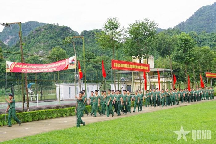 Cán bộ, chiến sĩ Công binh tham gia đi bộ, rèn luyện sức khỏe.
