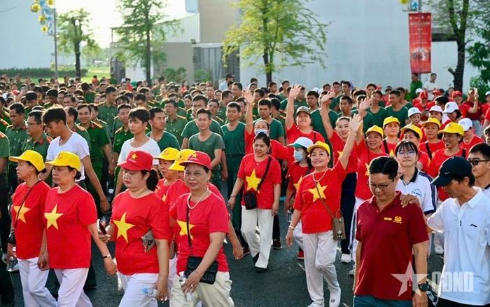  Hơn 5.000 người dân Cà Mau tham gia sự kiện đi bộ “Cùng Việt Nam tiến bước” năm 2026. 