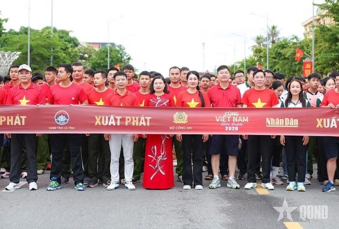 Các đồng chí lãnh đạo tỉnh Hà Tĩnh và đông đảo nhân dân tham gia sự kiện.