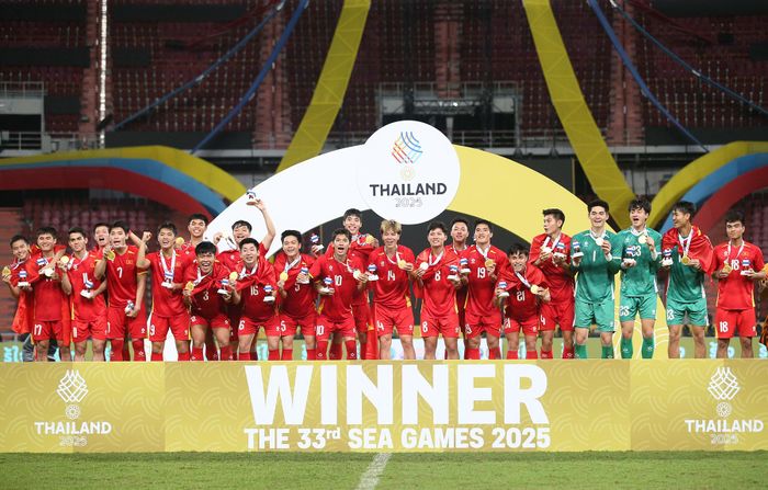 Các tuyển thủ U22 Việt Nam mừng tấm huy chương vàng SEA Games 33.