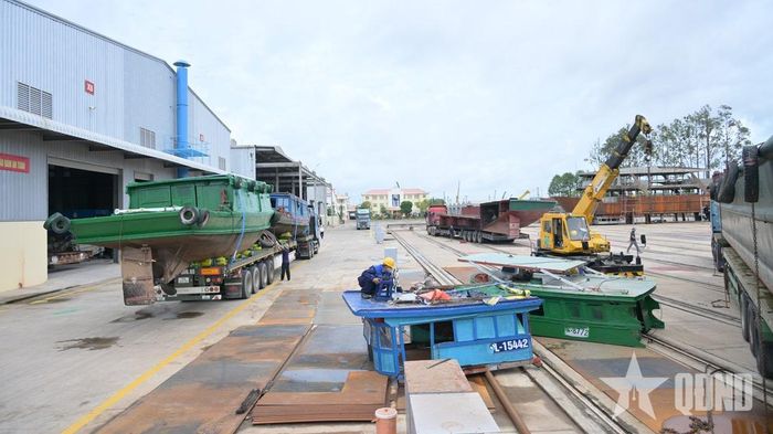  Không khí thi đua lao động sản xuất tại Nhà máy X55.  