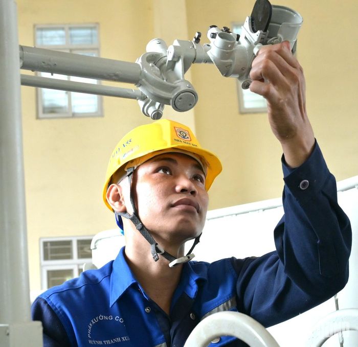 Để đáp ứng yêu cầu nhiệm vụ, công nhân Nhà máy X55 tranh thủ tăng ca, làm thêm giờ, đẩy nhanh tiến độ sản xuất bảo đảm năng suất, chất lượng, kỹ thuật, mỹ thuật. 