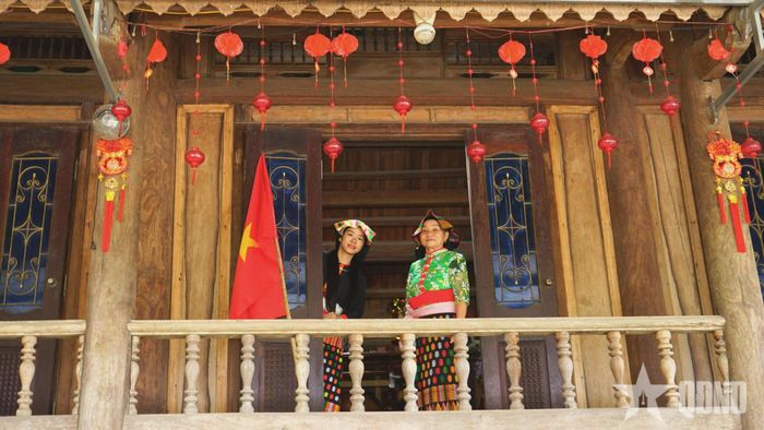 Các gia đình dân tộc Thái đen sửa soạn nhà cửa đón Tết Độc lập.