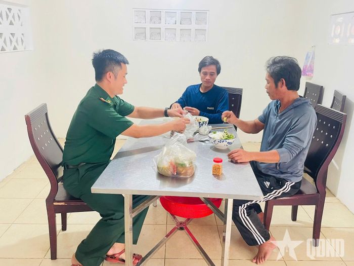 Các ngư dân gặp nạn được cán bộ, chiến sĩ Đồn Biên phòng Hòa Hiệp Nam bố trí nơi ăn nghỉ tạm thời.