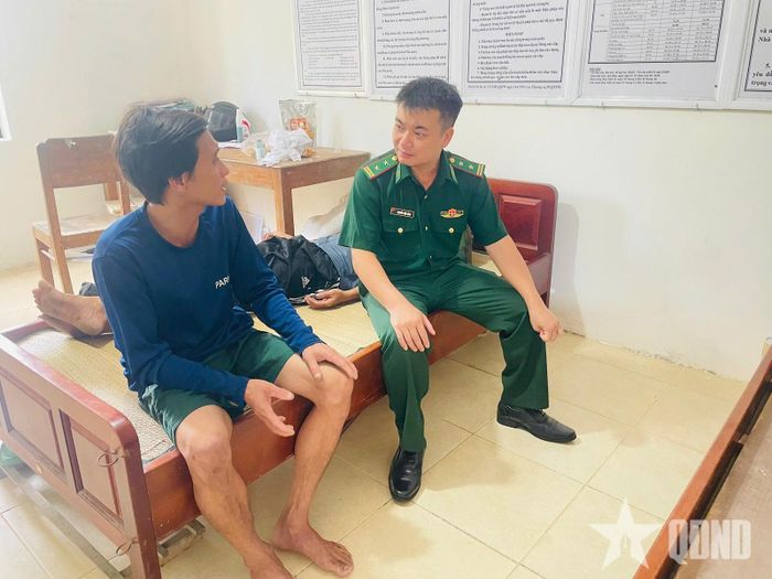 Đại diện chỉ huy Đồn Biên phòng Hòa Hiệp Nam gặp gỡ, thăm hỏi ngư dân gặp nạn.
