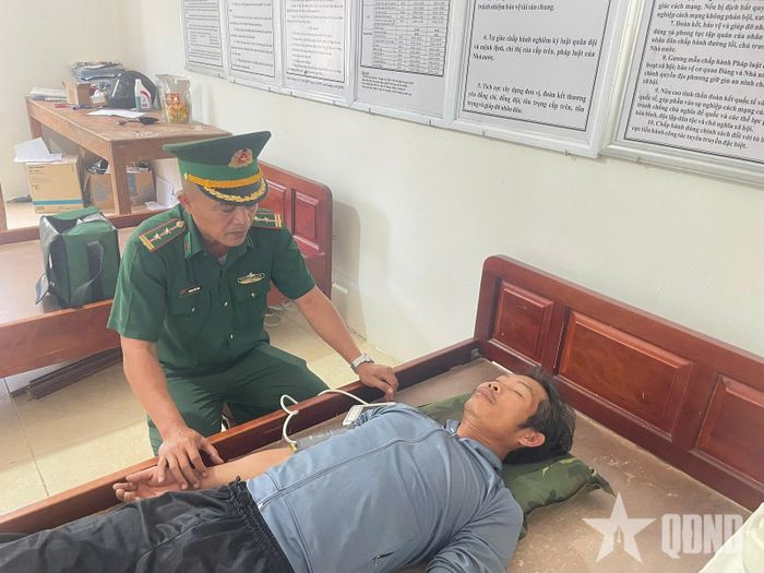 Các ngư dân được quân y Đồn Biên phòng Hòa Hiệp Nam chăm sóc.